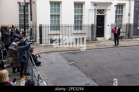 Londres ,Royaume-Uni -15/03/2023. Le chancelier Jeremy Hunt laisse le 11 Downing Street, avec la boîte de répartition pour les chambres du Parlement Banque D'Images