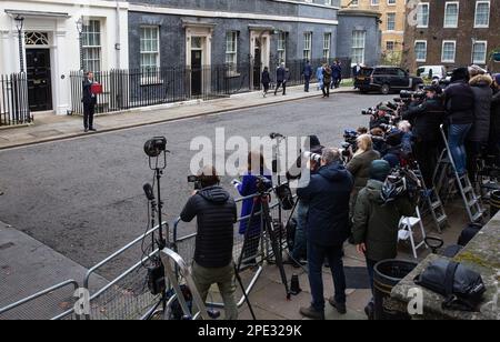 Londres ,Royaume-Uni -15/03/2023. Le chancelier Jeremy Hunt laisse le 11 Downing Street, avec la boîte de répartition pour les chambres du Parlement Banque D'Images