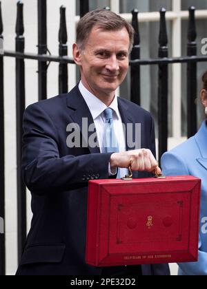 Londres ,Royaume-Uni -15/03/2023. Le chancelier Jeremy Hunt laisse le 11 Downing Street, avec la boîte de répartition pour les chambres du Parlement Banque D'Images