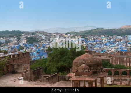 Belle vue sur la ville de Jodhpur depuis le fort Mehrangarh, Rajasthan, Inde. Jodhpur est appelé ville bleue depuis Hindou Brahmins là culte Seigneur Shiva, Banque D'Images