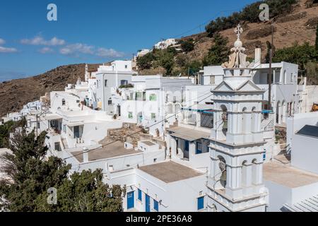 Cyclades, Grèce. Île grecque de Tinos, vue aérienne de drone du village de Kardiani bâtiments de couleur blanche et beffroi de l'église, ciel bleu Banque D'Images