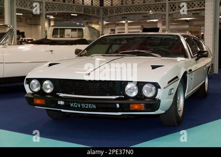 Vue des trois quarts avant de a White, Lamborghini Espada, exposée, au salon de l'auto de Londres 2023 Banque D'Images