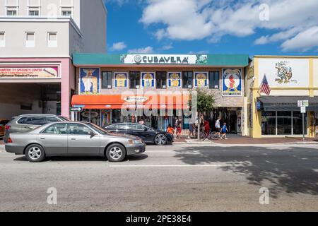 Magasin local vendant des guayaberas, une chemise cubaine typique, à la petite Havane Banque D'Images