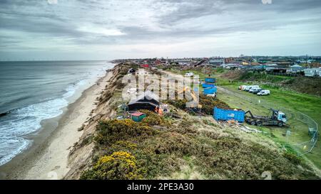 12th mars 2023. Plage de Hemsby, Norfolk. L'érosion de la plage à Hemsby devient de plus en plus critique, car d'autres maisons et entreprises et même la station de canot de sauvetage côtière de Hemsby sont menacées par l'érosion de la plage à la suite des récentes marées du printemps et des tempêtes d'hiver. Malheureusement, d'autres bungalows ont dû être libérés et démolis après avoir surmonté l'érosion des falaises. Banque D'Images