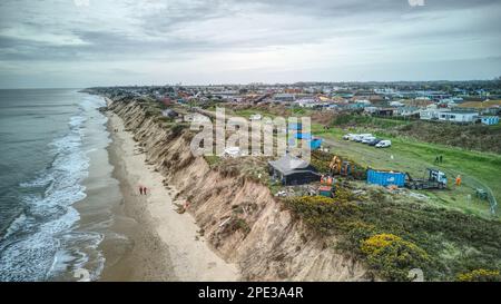 12th mars 2023. Plage de Hemsby, Norfolk. L'érosion de la plage à Hemsby devient de plus en plus critique, car d'autres maisons et entreprises et même la station de canot de sauvetage côtière de Hemsby sont menacées par l'érosion de la plage à la suite des récentes marées du printemps et des tempêtes d'hiver. Malheureusement, d'autres bungalows ont dû être libérés et démolis après avoir surmonté l'érosion des falaises. Banque D'Images