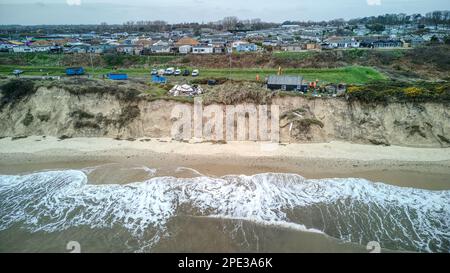 12th mars 2023. Plage de Hemsby, Norfolk. L'érosion de la plage à Hemsby devient de plus en plus critique, car d'autres maisons et entreprises et même la station de canot de sauvetage côtière de Hemsby sont menacées par l'érosion de la plage à la suite des récentes marées du printemps et des tempêtes d'hiver. Malheureusement, d'autres bungalows ont dû être libérés et démolis après avoir surmonté l'érosion des falaises. Banque D'Images