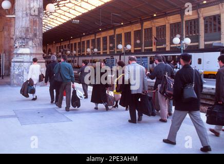 Gare du Nord gare Paris. Passagers avec bagages à main débarquant du train. Pas de train sur les rails. Voyage européen France Banque D'Images