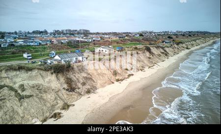 12th mars 2023. Plage de Hemsby, Norfolk. L'érosion de la plage à Hemsby devient de plus en plus critique, car d'autres maisons et entreprises et même la station de canot de sauvetage côtière de Hemsby sont menacées par l'érosion de la plage à la suite des récentes marées du printemps et des tempêtes d'hiver. Malheureusement, d'autres bungalows ont dû être libérés et démolis après avoir surmonté l'érosion des falaises. Banque D'Images