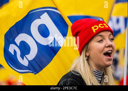 Londres, Royaume-Uni. 15th mars 2023. Les membres du SYNDICAT PCS, dont de nombreux fonctionnaires, défilent sur Downing Street pour un rassemblement - les travailleurs en grève protestent alors que le Chancelier de l'Echiquier Jeremy Hunt remet son budget du printemps au Parlement alors que la crise du coût de la vie se poursuit. Toady il y a des grèves par les travailleurs du métro, les fonctionnaires, les médecins et les enseignants. Crédit : Guy Bell/Alay Live News Banque D'Images