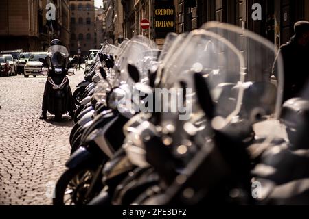 Cyclomoteurs et scooters dans les rues de Florence en Italie. Banque D'Images