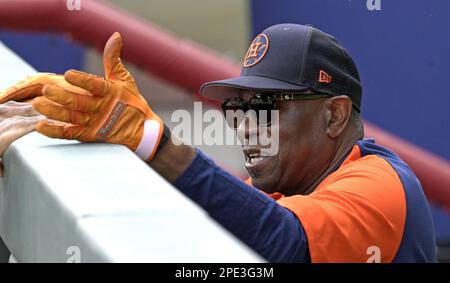 North Port, États-Unis. 15th mars 2023. Dusty Baker, directeur d'Astros de Houston, discute du dugout avant un match de baseball d'entraînement de printemps au parc CoolToday à North Port, Floride, mercredi, 15 mars 2023. Photo de Steve Nesius/UPI crédit: UPI/Alamy Live News Banque D'Images