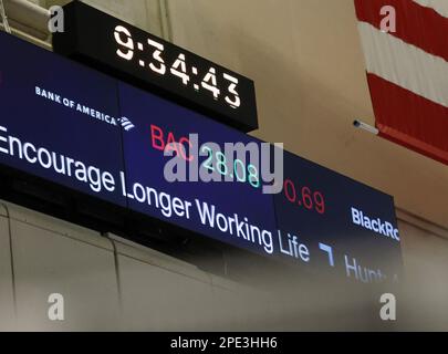 New York, États-Unis. 15th mars 2023. Les actions de Bank of America sont en baisse après la cloche d'ouverture de la Bourse de New York à Wall Street à New York mercredi, 15 mars 2023. Le Dow Jones Industrial Average a commencé la journée à baisser de plus de 600 points sur la pression continue après que les banques régionales comme la Silicon Valley Bank et Signature Bank s'effondrent. Photo de John Angelillo/UPI crédit: UPI/Alay Live News Banque D'Images