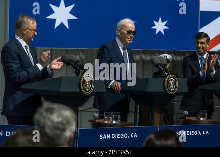 San Diego, États-Unis d'Amérique. 13 mars 2023. Le président américain Joe Biden, au centre, répond à une question que le premier ministre britannique Rishi Sunak, à droite, et le premier ministre australien Anthony Albanese, à gauche, applaudissent lors d'une conférence de presse à la suite de leur réunion trilatérale à la base navale de point Loma, à 13 mars 2023, à San Diego, en Californie. Crédit : Chad McNeeley/DoD photo/Alay Live News Banque D'Images