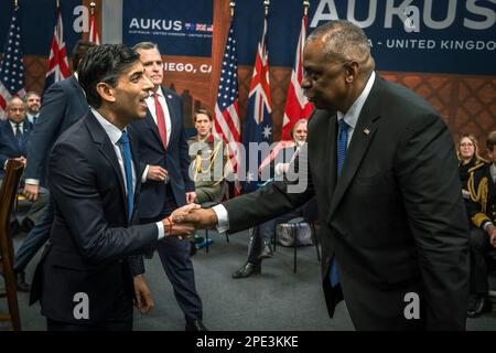 San Diego, États-Unis d'Amérique. 13 mars 2023. Le secrétaire américain à la Défense, Lloyd Austin, à droite, salue le Premier ministre britannique, Rishi Sunak, à gauche, lors d'une rencontre trilatérale avec la base navale de point Loma, 13 mars 2023, à San Diego, en Californie. Les trois dirigeants du pacte de sécurité AUKUS se sont mis d'accord sur l'expansion de leur flotte de sous-marins nucléaires. Crédit : Chad McNeeley/DoD photo/Alay Live News Banque D'Images