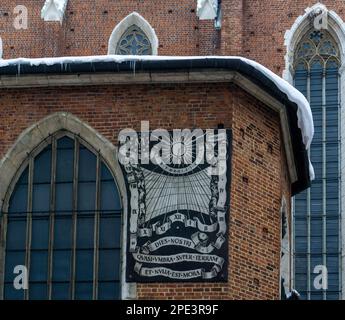 Cadran solaire mural sur le mur de briques de l'ancienne rue Cathédrale de Mary à Cracovie, Pologne Banque D'Images