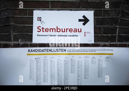 ILLUSTRATION - les panneaux de la station de vote pour les élections des États provinciaux et de l'Office de l'eau dans le musée Scheepvaartmuseum d'Amsterdam. ANP EVA PLEVIER pays-bas sortie - belgique sortie Banque D'Images