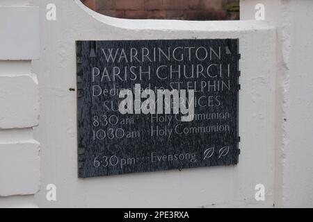 Église paroissiale de Warrington / St. Elfin's Church, Warrington, Royaume-Uni - 15th mars 2023 - le funéraire de Brianna Ghey à St. Église d'Elfin à Warrington. On a demandé aux amateurs de porter du rose pour célébrer la vie de brianna. Brianna, une fille transgenre, a été poignardée à mort à Culcheth Linear Park, Warrington, Cheshire le samedi 11th février Elle avait 16 ans. Une fille de Warrington, Cheshire, et un garçon de Leigh, Lancashire, tous deux âgés de 15 ans, ont été accusés de son meurtre. Credit Mark Lear / Alamy Live News Banque D'Images