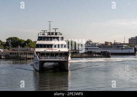 Port de Hyannis, Massachusetts - 8 juillet 2022 : le ferry à grande vitesse HY-Line arrive au port de Hyannis après un voyage au vignoble Martha's Vineyard avec un espace de copie. Banque D'Images