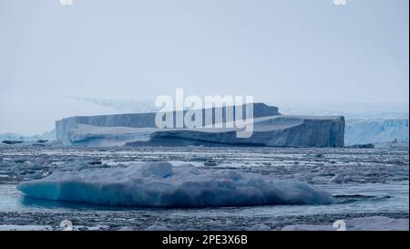 Icebergs bleus isolés flottant dans l'océan. Banque D'Images