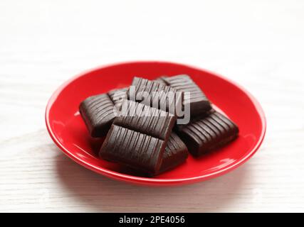Assiette rouge avec un hématogène délicieux et sain sur une table en bois blanc Banque D'Images