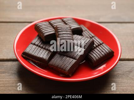 Plaque rouge avec un hématogène délicieux et sain sur une table en bois, en gros plan Banque D'Images