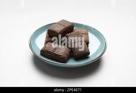 Plaque bleue avec un hématogène délicieux et sain sur une table blanche Banque D'Images