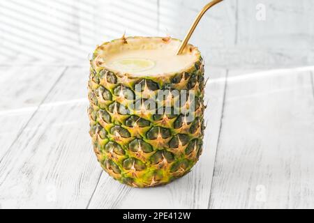 Cocktail grec Pina Colada servi dans une coquille d'ananas Banque D'Images