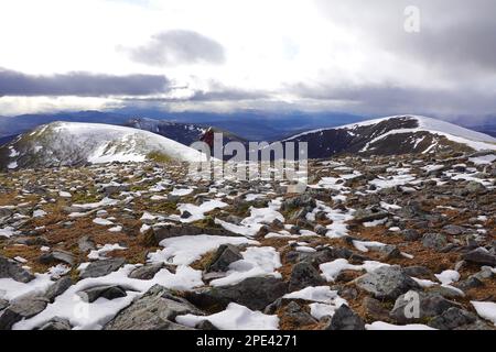 En regardant vers Munro Braigh Coire Chruinn-bhalgain, depuis le sommet cairn de Carn Nan Gabhar, le massif de Beinn a Ghlo, les Highlands écossais du Perthshire Banque D'Images