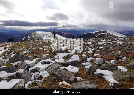 En regardant vers Munro Braigh Coire Chruinn-bhalgain, depuis le sommet cairn de Carn Nan Gabhar, le massif de Beinn a Ghlo, les Highlands écossais du Perthshire Banque D'Images