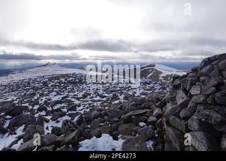 En regardant vers Munro Braigh Coire Chruinn-bhalgain, depuis le sommet cairn de Carn Nan Gabhar, le massif de Beinn a Ghlo, les Highlands écossais du Perthshire Banque D'Images