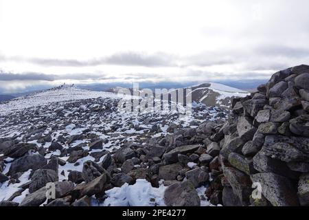 En regardant vers Munro Braigh Coire Chruinn-bhalgain, depuis le sommet cairn de Carn Nan Gabhar, le massif de Beinn a Ghlo, les Highlands écossais du Perthshire Banque D'Images