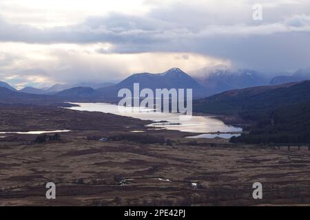 Vue d'hiver sur Rannoch Moor et Loch Laidon avec les montagnes de Glen COE au loin, Scottish Highlands, Écosse Royaume-Uni Banque D'Images