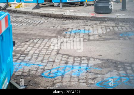 Windsor, Berkshire, Royaume-Uni. 15th mars 2023. Les travaux de construction d'une nouvelle zone piétonne à l'extérieur du château de Windsor, sur Castle Hill, ont commencé cette semaine. La colline du château doit être partiellement piétonne et une chaussée plus large est également mise en place pour les piétons. La région est toujours occupée par les touristes les jours de la relève de la garde. Là où le tarmac a été gratté, il a révélé l'ancienne rue pavée en dessous. Le travail devrait prendre onze mois. Des échafaudages seraient également mis en place autour d'une des tours du château de Windsor pour quelques réparations. Crédit : Maureen McLean/Alay Live News Banque D'Images