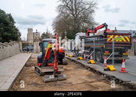 Windsor, Berkshire, Royaume-Uni. 15th mars 2023. Les travaux de construction d'une nouvelle zone piétonne à l'extérieur du château de Windsor, sur Castle Hill, ont commencé cette semaine. La colline du château doit être partiellement piétonne et une chaussée plus large est également mise en place pour les piétons. La région est toujours occupée par les touristes les jours de la relève de la garde. Là où le tarmac a été gratté, il a révélé l'ancienne rue pavée en dessous. Le travail devrait prendre onze mois. Des échafaudages seraient également mis en place autour d'une des tours du château de Windsor pour quelques réparations. Crédit : Maureen McLean/Alay Live News Banque D'Images