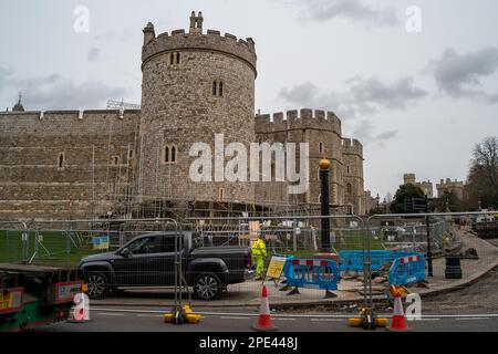 Windsor, Berkshire, Royaume-Uni. 15th mars 2023. Les travaux de construction d'une nouvelle zone piétonne à l'extérieur du château de Windsor, sur Castle Hill, ont commencé cette semaine. La colline du château doit être partiellement piétonne et une chaussée plus large est également mise en place pour les piétons. La région est toujours occupée par les touristes les jours de la relève de la garde. Là où le tarmac a été gratté, il a révélé l'ancienne rue pavée en dessous. Le travail devrait prendre onze mois. Des échafaudages seraient également mis en place autour d'une des tours du château de Windsor pour quelques réparations. Crédit : Maureen McLean/Alay Live News Banque D'Images