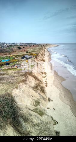 12th mars 2023. Plage de Hemsby, Norfolk. L'érosion de la plage à Hemsby devient de plus en plus critique, car d'autres maisons et entreprises et même la station de canot de sauvetage côtière de Hemsby sont menacées par l'érosion de la plage à la suite des récentes marées du printemps et des tempêtes d'hiver. Malheureusement, d'autres bungalows ont dû être libérés et démolis après avoir surmonté l'érosion des falaises. Banque D'Images