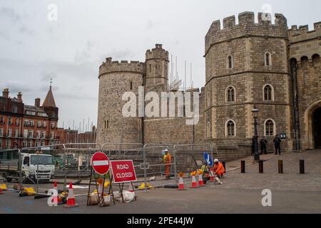 Windsor, Berkshire, Royaume-Uni. 15th mars 2023. Les travaux de construction d'une nouvelle zone piétonne à l'extérieur du château de Windsor, sur Castle Hill, ont commencé cette semaine. La colline du château doit être partiellement piétonne et une chaussée plus large est également mise en place pour les piétons. La région est toujours occupée par les touristes les jours de la relève de la garde. Là où le tarmac a été gratté, il a révélé l'ancienne rue pavée en dessous. Le travail devrait prendre onze mois. Des échafaudages seraient également mis en place autour d'une des tours du château de Windsor pour quelques réparations. Crédit : Maureen McLean/Alay Live News Banque D'Images