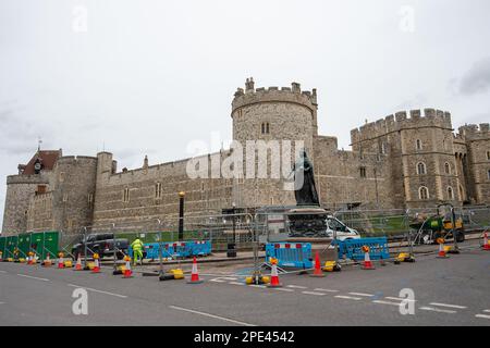 Windsor, Berkshire, Royaume-Uni. 15th mars 2023. Les travaux de construction d'une nouvelle zone piétonne à l'extérieur du château de Windsor, sur Castle Hill, ont commencé cette semaine. La colline du château doit être partiellement piétonne et une chaussée plus large est également mise en place pour les piétons. La région est toujours occupée par les touristes les jours de la relève de la garde. Là où le tarmac a été gratté, il a révélé l'ancienne rue pavée en dessous. Le travail devrait prendre onze mois. Des échafaudages seraient également mis en place autour d'une des tours du château de Windsor pour quelques réparations. Crédit : Maureen McLean/Alay Live News Banque D'Images