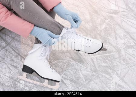 Femme laçage figure patins sur glace, gros plan Banque D'Images