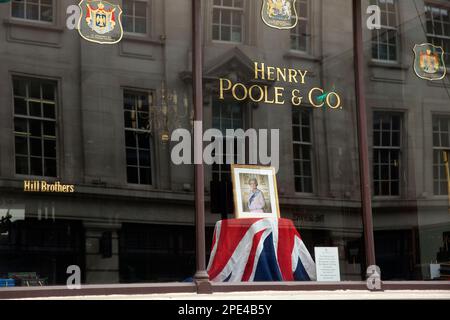 Un portrait de la Reine Elizabeth II est vu comme des bourneurs se rassemblent pour rendre hommage dans le centre de Londres, le jour de ses funérailles. Banque D'Images