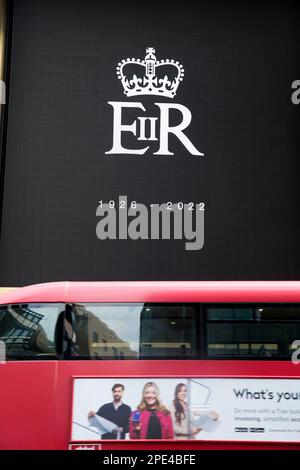 Le cypher royal de feu la reine Elizabeth II est exposé dans le centre de Londres, le jour de ses funérailles. Banque D'Images