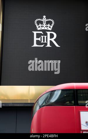 Le cypher royal de feu la reine Elizabeth II est exposé dans le centre de Londres, le jour de ses funérailles. Banque D'Images