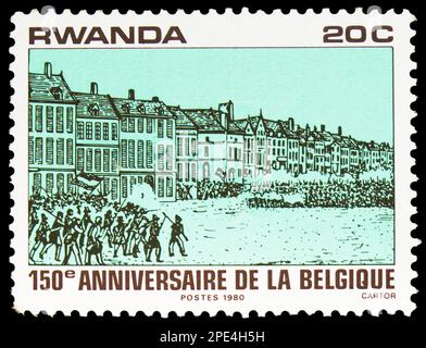 MOSCOU, RUSSIE - 17 FÉVRIER 2023: Timbre-poste imprimé au Rwanda montre scène de la guerre d'indépendance belge, 150th anniversaire de la Belgique Independen Banque D'Images