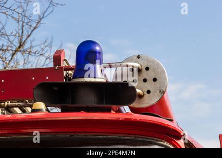 Vue rapprochée d'une lumière bleue et d'un tuyau d'incendie sur le toit d'une ancienne machine à incendie. Banque D'Images