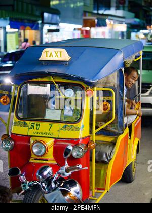 Homme à l'arrière de Tuk-Tuk en Thaïlande Banque D'Images