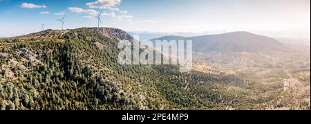 Une vue aérienne stupéfiante d'une crête de montagne avec une ligne étendue d'éoliennes, chacune avec une production d'énergie, fournissant un à couper le souffle Banque D'Images