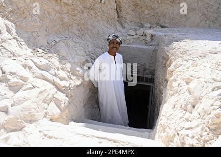 L'illustration montre un homme non identifié posant pour le photographe sur le tombeau Sennefer lors d'une visite du site archéologique de Shaykh Abd-al-Qurna, le deuxième jour d'une visite royale en Egypte, du 14 au 16 mars, à Thèbes, Egypte, le mercredi 15 mars 2023. La Reine et la Princesse de la Couronne sont dans le pays pour un voyage officiel de trois jours. Ils entreprennent le même voyage en Égypte que la reine Elisabeth (l'épouse du roi Albert I) et son fils Léopold - plus tard le roi Léopold III - ont fait il y a exactement 100 ans. BELGA PHOTO ERIC LALMAND Banque D'Images