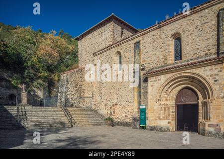 13e siècle, l'église du monastère de Santo Toribio de Liebana monastique cistercienne temple gothique, Potes, Cantabria, Espagne, Europe. Banque D'Images