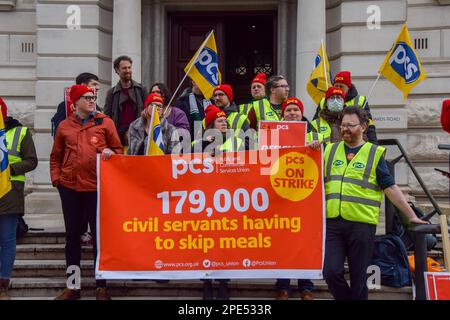 Londres, Royaume-Uni. 15th mars 2023. PCS (public and commercial Services Union) a protesté en dehors de HM Treasury et a défilé à Trafalgar Square le jour du budget pour réclamer un salaire équitable, alors que divers syndicats de plusieurs secteurs ont organisé des sorties à travers le Royaume-Uni. Credit: Vuk Valcic/Alamy Live News Banque D'Images