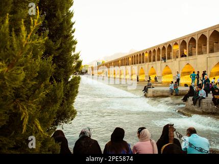 Ispahan, Iran - Mai 2022: Les gens refroidissent et socialisent autour de SioSe Pol ou pont de 33 arches, un des plus anciens ponts d'Espahan et le plus long pont Banque D'Images